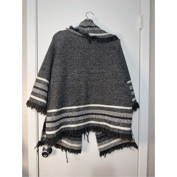 Anthropologie Saturday Sunday Grey Striped Fringe Cardigan Shawl - ONE SIZE - Picture 3 of 3